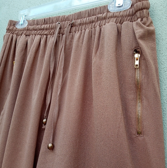 Mine Elastic Pants with Zipper Pockets in Medium - Picture 3 of 7